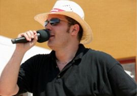 Fellépők profi konferálása, felvezetése, riportok készítése, beszélgetések 